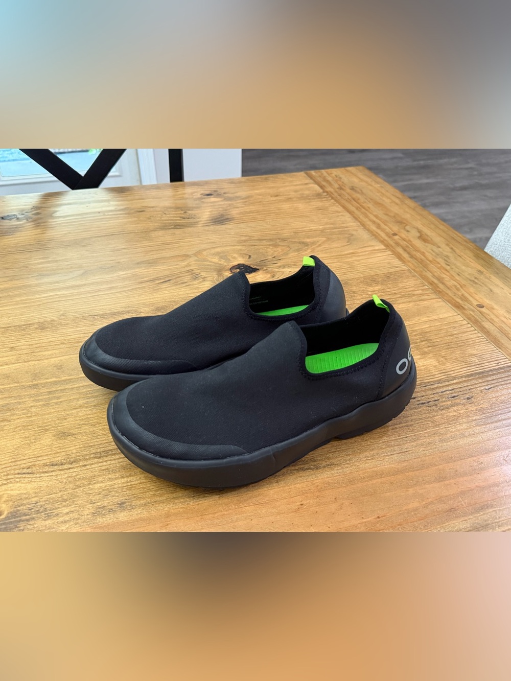 OOFOS OOmg eeZee Low Recovery Sneakers